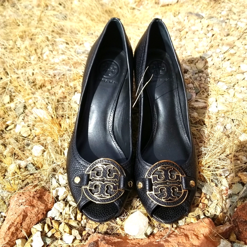 Tory Burch Blk Amanda Pebbled Peep Toe Wedge Shoes Sz 10.